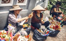 Vietnamese street market sellers — Stock Photo