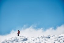 Чоловік ходить у засніжені гори — стокове фото