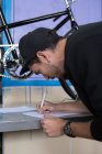 Artesãos escrevendo em papel — Fotografia de Stock
