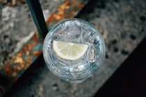 Освежающий коктейль с лимоном — стоковое фото