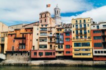 Case colorate a Girona — Foto stock