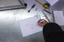 Artesano haciendo dibujo de bicicleta - foto de stock