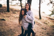 Mädchen haben Spaß im Bergwald — Stockfoto