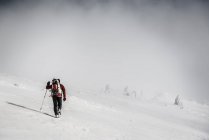 Людина походи на снігові гори — Stock Photo