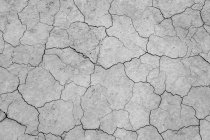 Textura del suelo agrietada en el desierto - foto de stock