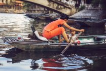 Mujer con chica en barco en Tamcoc - foto de stock