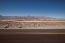 Camino en Death Valley - foto de stock
