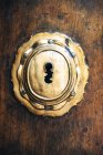 Serratura a chiave su porta antica in legno — Foto stock
