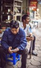 Hombre fumando pipa de tabaco vietnamita - foto de stock