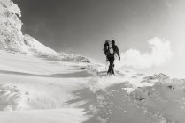 Man trekking on snowy mountain — Stock Photo