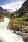 Hermosas montañas nevadas en Perú - foto de stock