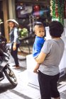 Frau mit Baby in Hanoi — Stockfoto