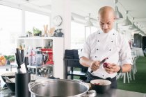 Chef cebola de corte na cozinha — Fotografia de Stock
