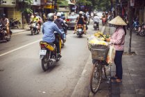 Продавец уличного рынка Вьетнама — стоковое фото