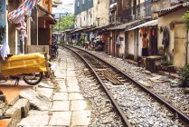 Houses on railway track in Hanoi — Stock Photo