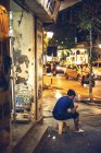 Personnes et circulation la nuit à Hanoi — Photo de stock
