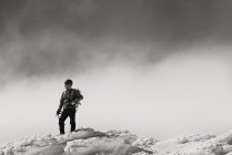 Человек ходит по снежной горе — стоковое фото
