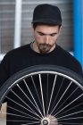 Artesanato olhando para roda de bicicleta — Fotografia de Stock