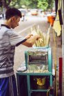 Продавець сік цукрового очерету в Ханої — стокове фото
