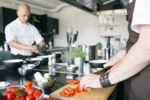 Mann bereitet Paprika in Küche zu — Stockfoto