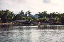 Vue sur la rivière au crépuscule à Ninhbinh — Photo de stock