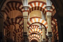 Interior de la antigua Gran Mezquita de Córdoba - foto de stock