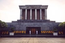 Mausoleo Ho Chi Min en Hanoi - foto de stock