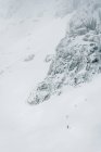 Hombre trekking en montaña nevada - foto de stock