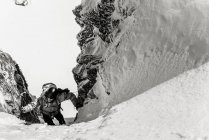 Homme trekking sur montagne enneigée — Photo de stock
