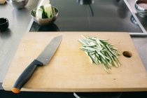 Legumes crus fatiados com faca — Fotografia de Stock