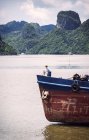 Bateau sur la baie de Ha Long — Photo de stock