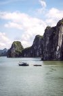 Pintoresca bahía de Ha Long - foto de stock