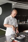 Maestro chef cocina setas - foto de stock