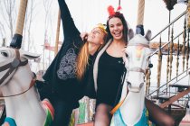 Mulheres se divertindo no parque de diversões — Fotografia de Stock