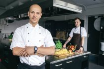 Chef che cucinano in cucina — Foto stock