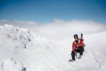 Человек ходит по снежной горе — стоковое фото