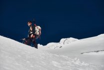Mann wandert in verschneiten Bergen — Stockfoto