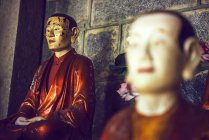 Буддийские статуи в храме — стоковое фото