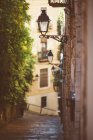 Calle estrecha de Girona - foto de stock