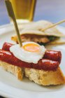Uovo fritto con salsicce sul pane — Foto stock