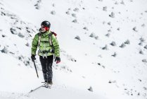 Людина походи на снігові гори — стокове фото