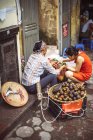 Vendedor callejero en Hanoi - foto de stock