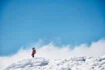 Uomo escursioni sulle montagne innevate — Foto stock