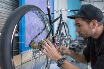 Чоловік перевіряє міри велосипеда — стокове фото