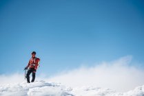 Чоловік ходить по засніженій горі — стокове фото