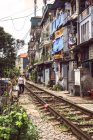 Casas na linha férrea em Hanói — Fotografia de Stock