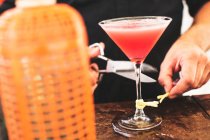 Barista preparazione cocktail — Foto stock