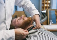 Barber arranging beard — Stock Photo