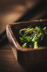 Салат з водоростями і кунжутом — стокове фото