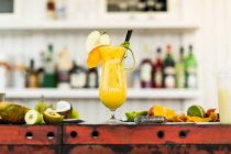 Cocktail tropical aux fruits — Photo de stock